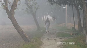 ঘন কুয়াশা আর হিমেল হাওয়ায় শেরপুরে শীতের আমেজ