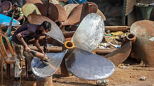 কেরানীগঞ্জের প্রপেলারে চলছে নৌযান
