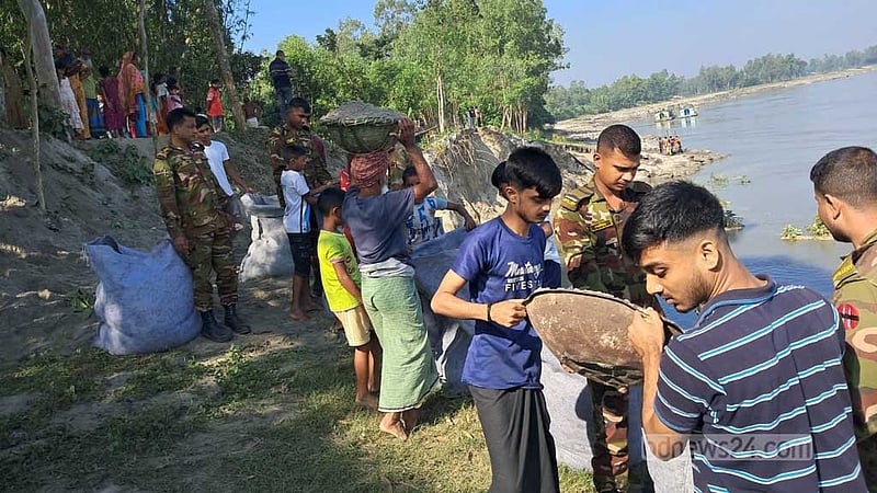 নদীগর্ভে যমুনার তীর রক্ষা বাঁধের ৬৫ মিটার এলাকা, আতঙ্ক