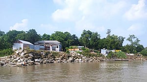 বাঁধ নির্মাণে ‘ধীরগতি’, যমুনায় বিলীন জমি-ভিটা