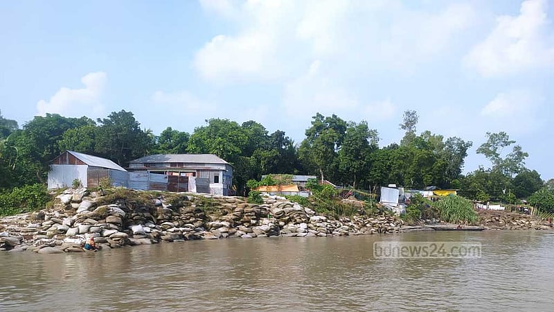 বাঁধ নির্মাণে ‘ধীরগতি’, যমুনায় বিলীন জমি-ভিটা