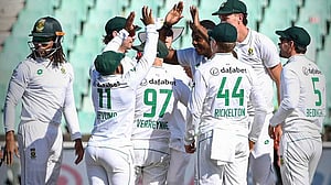 স্টাবস-বাভুমার সেঞ্চুরিতে রান পাহাড় গড়ে জয়ের সুবাস পাচ্ছে দ.আফ্রিকা