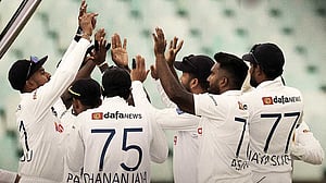 ১৯ উইকেটের দিনে মহাবিপদে শ্রীলঙ্কা