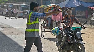 ট্রাফিক নিয়ন্ত্রণে শিক্ষার্থী: স্বাস্থ্যঝুঁকি উপেক্ষা?