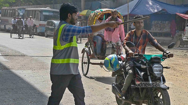 ট্রাফিক নিয়ন্ত্রণে শিক্ষার্থী: স্বাস্থ্যঝুঁকি উপেক্ষা?