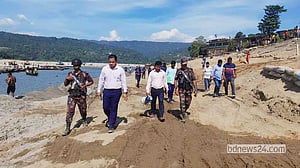 জাফলংয়ে অভিযানে বালু-পাথর, ট্রাকসহ ৫০০ নৌকা জব্দ
