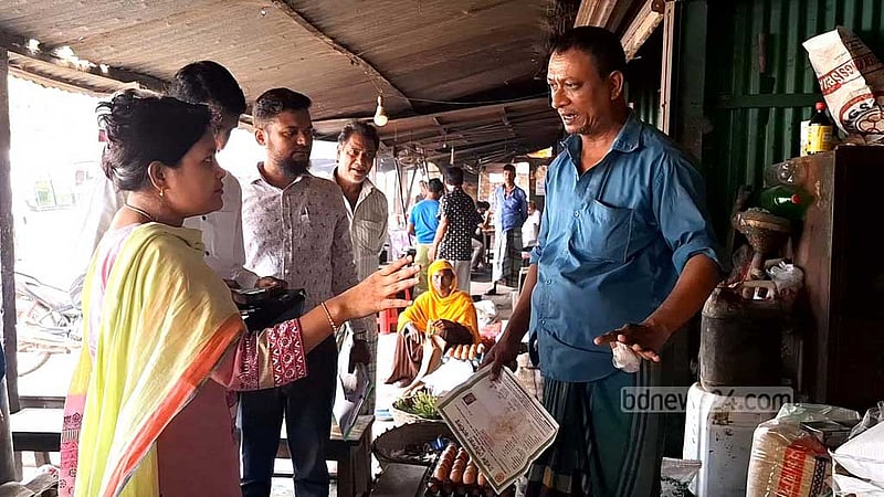 টাঙ্গাইলে নিষিদ্ধ পলিথিন ব্যবহার করায় ৬ ব্যবসায়ীকে জরিমানা