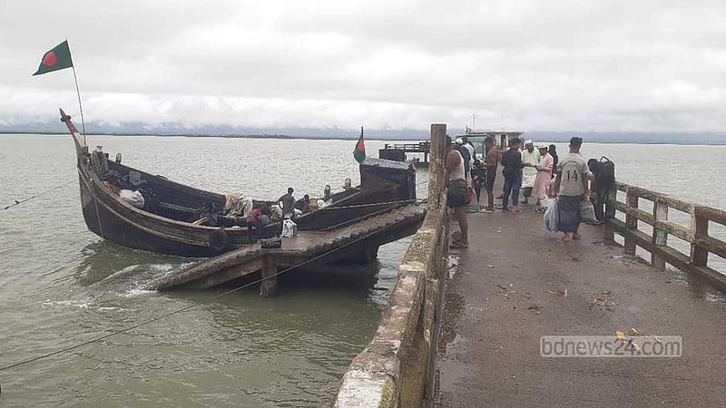 রড-সিমেন্ট বোঝাই ২ ট্রলারসহ ৬ মাঝিকে নিয়ে গেছে আরকান আর্মি