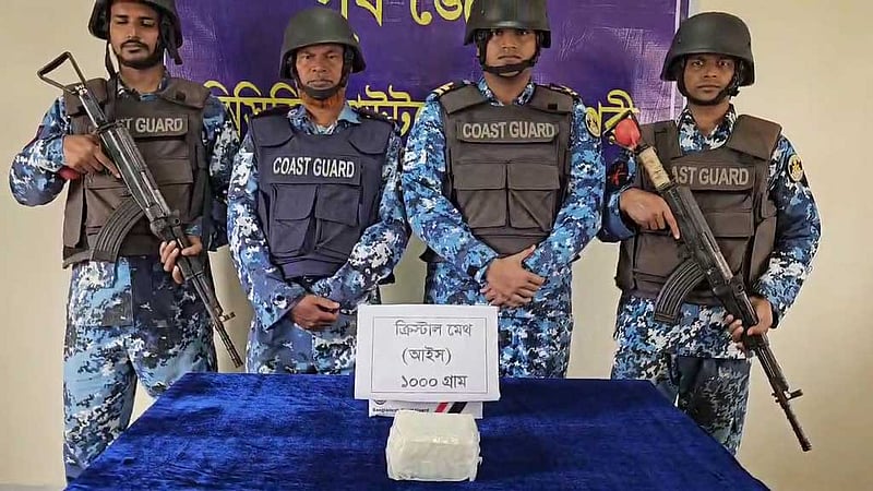 টেকনাফে ৫ কোটি টাকার ক্রিস্টাল মেথ ফেলে পালাল পাচারকারীরা