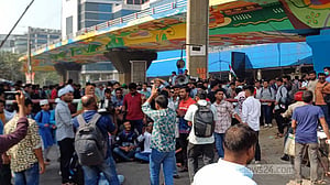 মহাখালীতে রেললাইন-সড়ক অবরোধে তিতুমীরের শিক্ষার্থীরা, ট্রেন চলাচল বন্ধ