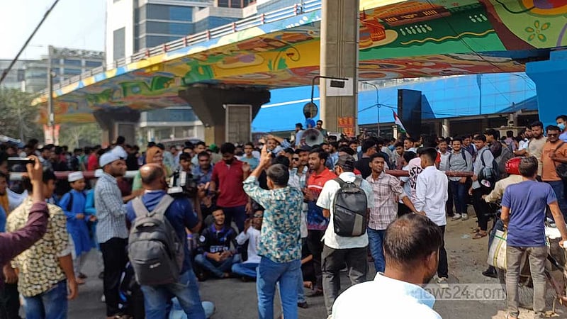 মহাখালীতে রেললাইন-সড়ক অবরোধে তিতুমীরের শিক্ষার্থীরা, ট্রেন চলাচল বন্ধ