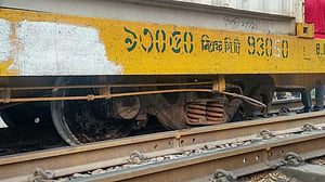 উত্তরার আজমপুরে কনটেইনার ট্রেন লাইনচ্যুত