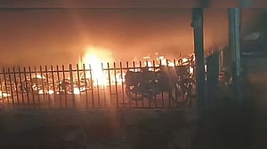 ভারতের বারানসি রেলস্টেশনে ব্যাপক অগ্নিকাণ্ড