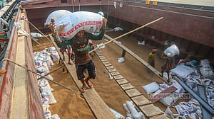 জাহাজ থেকে পণ্য খালাসে জীবন চলে তাদের