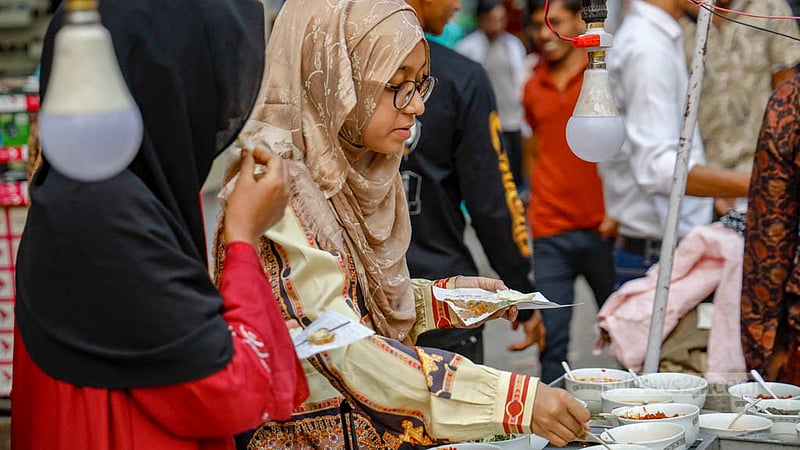 ছোট হয়েছে শীতের পিঠা, ‘কমেছে’ বিক্রি
