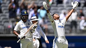 জয়সওয়ালের ১৬১ ও কোহলির সেঞ্চুরিতে ভারতের রান পাহাড়ের পর চাপে অস্ট্রেলিয়া