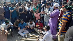 নূর হোসেন চত্বর ঘিরে ছাত্র-জনতার অবস্থান, পুলিশের সতর্কতা