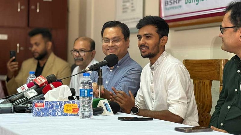 পণ্যমূল্য নিয়ন্ত্রণে ‘হার্ডলাইনে’ যাওয়ার কথা বললেন উপদেষ্টা আসিফ মাহমুদ