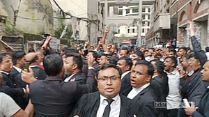 আদালতে আওয়ামীপন্থি আইনজীবীদের বিক্ষোভ, আটক ১