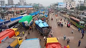 শ্রমিকদের টানা তৃতীয় দিনের সড়ক অবরোধে স্থবির আশুলিয়া