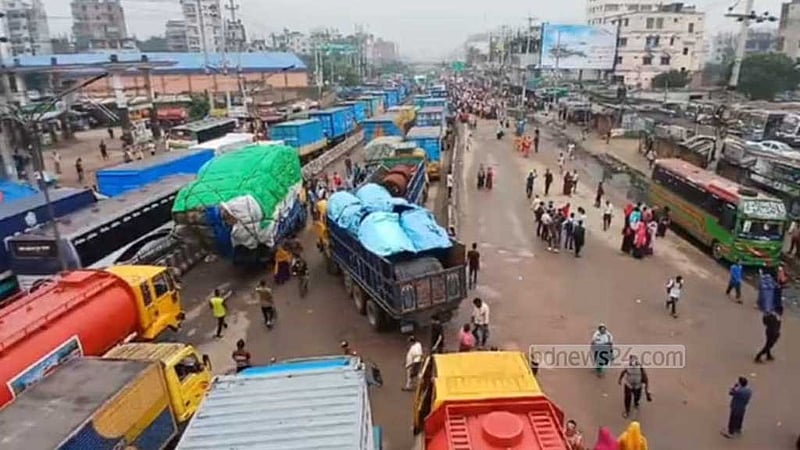 শ্রমিকদের টানা তৃতীয় দিনের সড়ক অবরোধে স্থবির আশুলিয়া