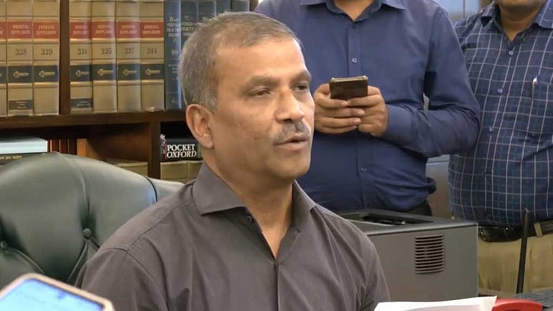 রাষ্ট্রপতি ‘মিথ্যা' বলেছেন, পদে থাকার যোগ্যতা নিয়ে ভাবতে হবে: আইন উপদেষ্টা