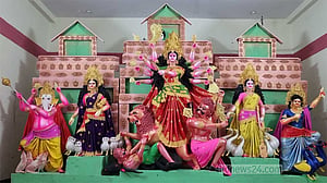 মণ্ডপে-মণ্ডপে শেষ মুহূর্তের প্রস্তুতি, উৎসবের আমেজ