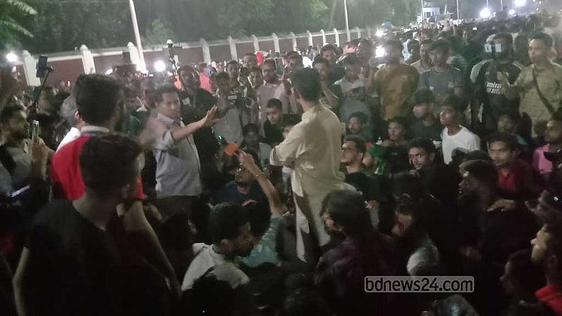 বঙ্গভবনের সামনে বিক্ষোভে দুই শিক্ষার্থীসহ আহত ৩