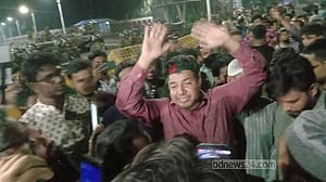 রাষ্ট্রপতির পদত্যাগ দাবি: বঙ্গভবনের সামনে গভীর রাতেও বিক্ষোভ, নাটকীয়তা