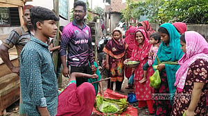 সিন্ডিকেট ভাঙতে বরিশালে শিক্ষার্থীদের সবজি বিক্রি, খুশি গরিব মানুষ