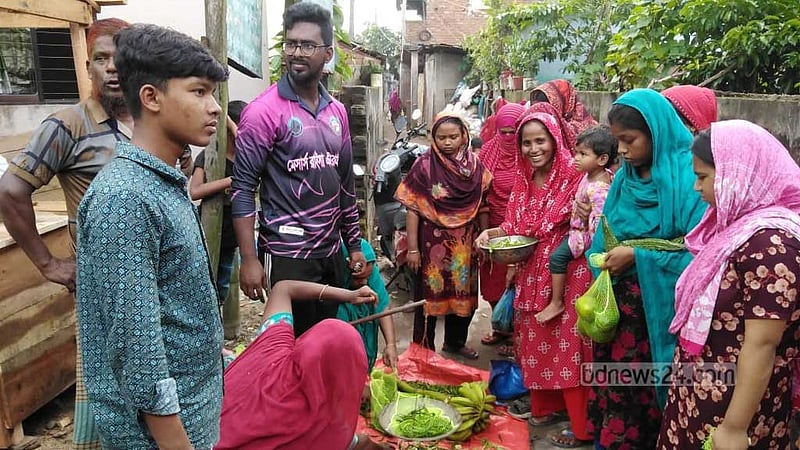 সিন্ডিকেট ভাঙতে বরিশালে শিক্ষার্থীদের সবজি বিক্রি, খুশি গরিব মানুষ