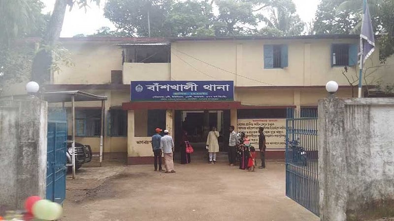 নবীকে নিয়ে ‘কটূক্তি’: বাঁশখালীতে পল্লী চিকিৎসক গ্রেপ্তার