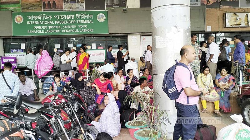 অমিত শাহর আসার খবরে ৭ ঘণ্টা আটকে দুদেশের যাত্রীরা