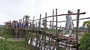 সাঁকো ভেঙে পড়ায় বিপদে শার্শার ১৫ গ্রামের মানুষ