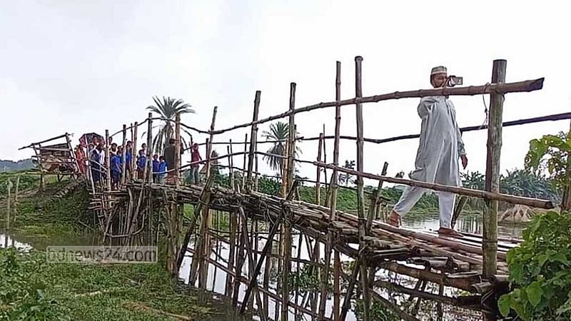 সাঁকো ভেঙে পড়ায় বিপদে শার্শার ১৫ গ্রামের মানুষ