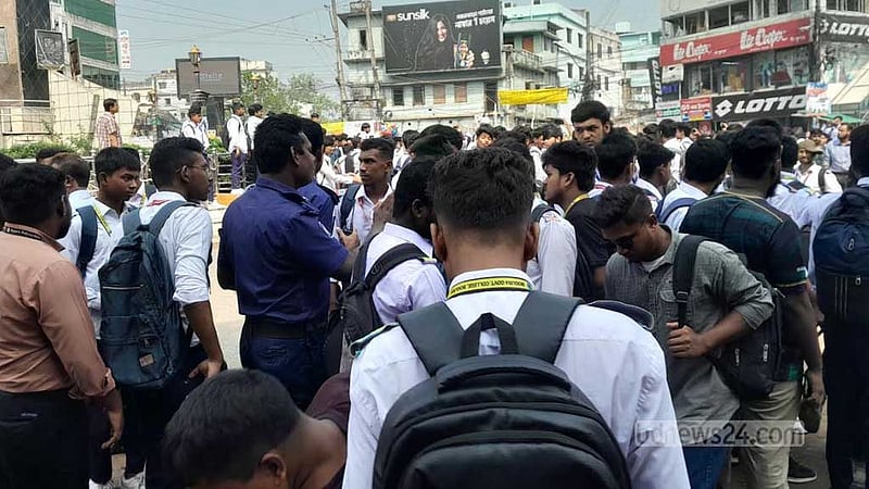 বগুড়ায় কেন্দ্র বাতিলের দাবিতে শিক্ষার্থীদের সড়ক অবরোধ