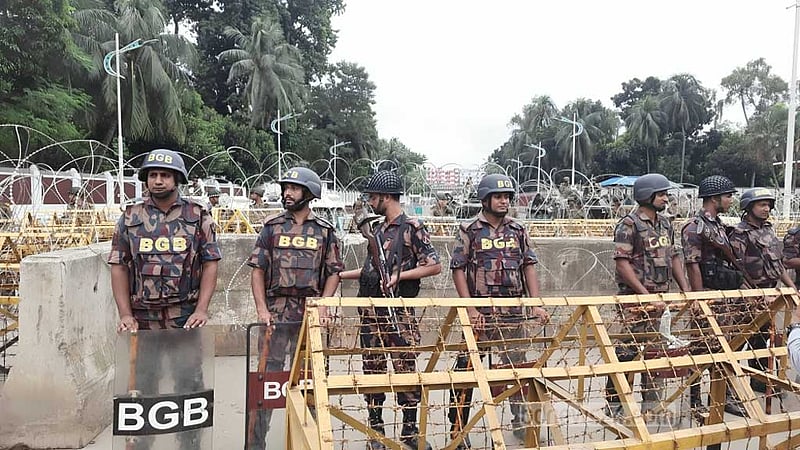 বঙ্গভবনের নিরাপত্তায় সামনে বসল ‘কংক্রিট ব্লক'
