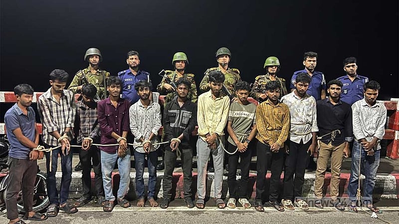 বরিশালে সেতু থেকে ‘মদ্যপ’ ১২ তরুণ আটক