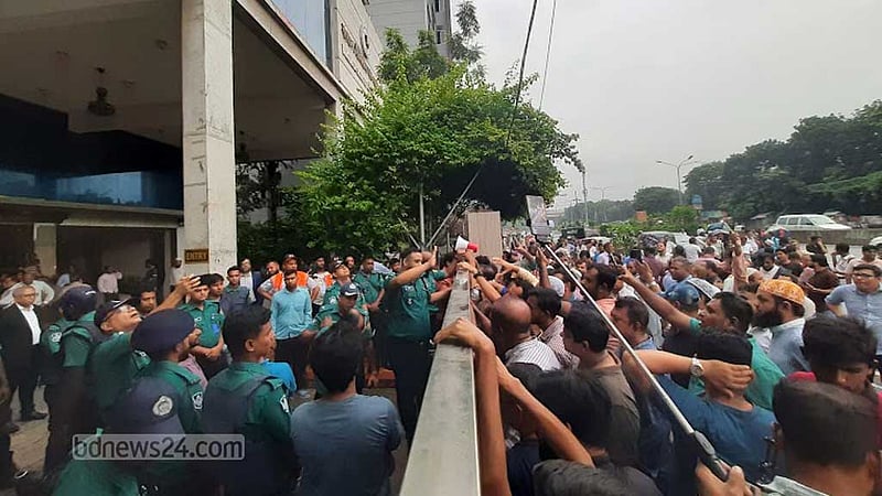 বিএসইসির ফটক আটকে ‘বিনিয়োগকারীদের’ বিক্ষোভ