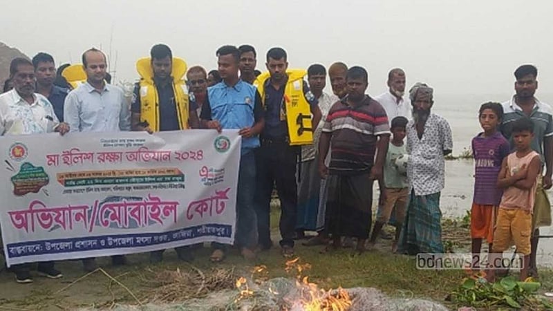 নিষেধাজ্ঞা অমান্য করে ইলিশ ধরায় চাঁদপুরে ২৭ জেলে আটক