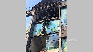 সাতসকালে পুড়ল পোশাকের শোরুমের মালামাল