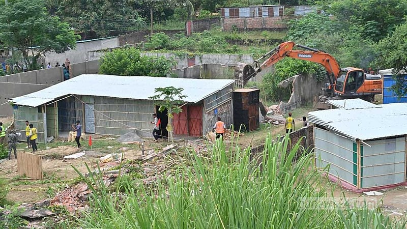 চট্টগ্রামে পাহাড় ও খাল পাড়ের অবৈধ স্থাপনা উচ্ছেদ