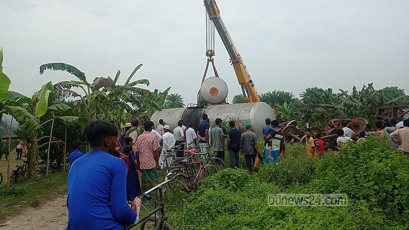 চুয়াডাঙ্গায় তেলবাহী ট্যাংকার লাইনচ্যুত, ১০ ঘণ্টা ট্রেন চলাচল বন্ধ