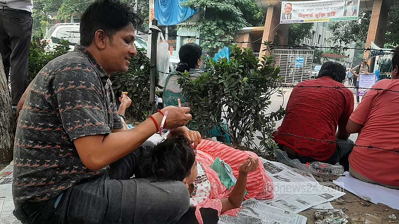 কলেজ শিক্ষক বাবার দাবি আদায়ের কর্মসূচিতে ছোট্ট প্রীতিও