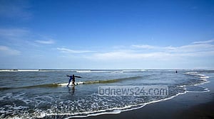 অনুপ্রবেশ করে মাছ ধরায় ভারতীয় দুটি ট্রলারসহ ৪৩ জেলে আটক