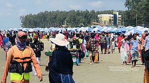 পর্যটকের ভিড়ে মুখরিত কক্সবাজার সৈকত