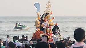 ‘৩ লাখ’ মানুষের সমাগমে কক্সবাজার সৈকতে প্রতিমা বিসর্জন