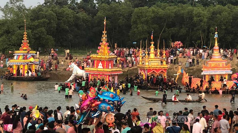 বাঁকখালী নদীতে ‘কল্পজাহাজ ভাসানো উৎসবে’ প্রাণের সম্মিলন