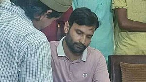 চট্টগ্রাম বিশ্ববিদ্যালয়ে শিক্ষককে পদত্যাগে বাধ্য করার অভিযোগ