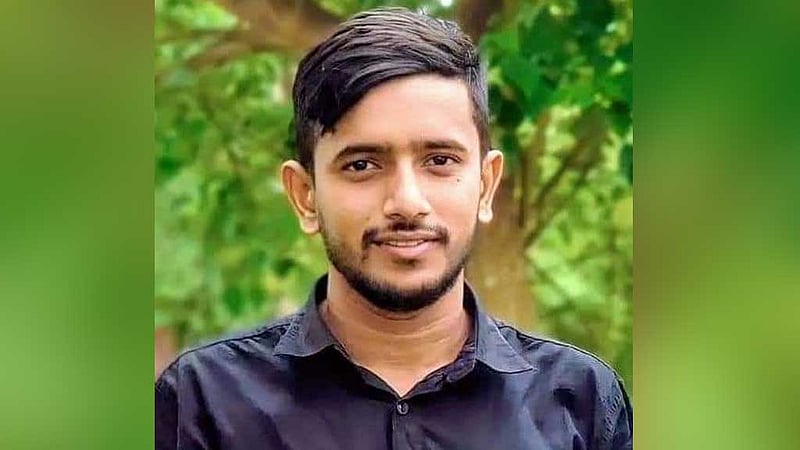 ‘পরীক্ষায় পাস কইরা দেইখ্যা যাইতারলো না, বুকটা ফাইট্টা যাইতাছে’